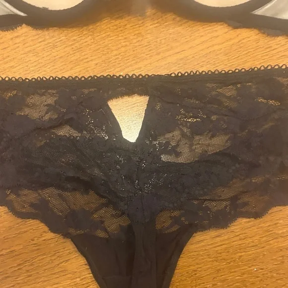 Black Lace Push-Up Bra & Lace Thong Set - Picture 5 of 5